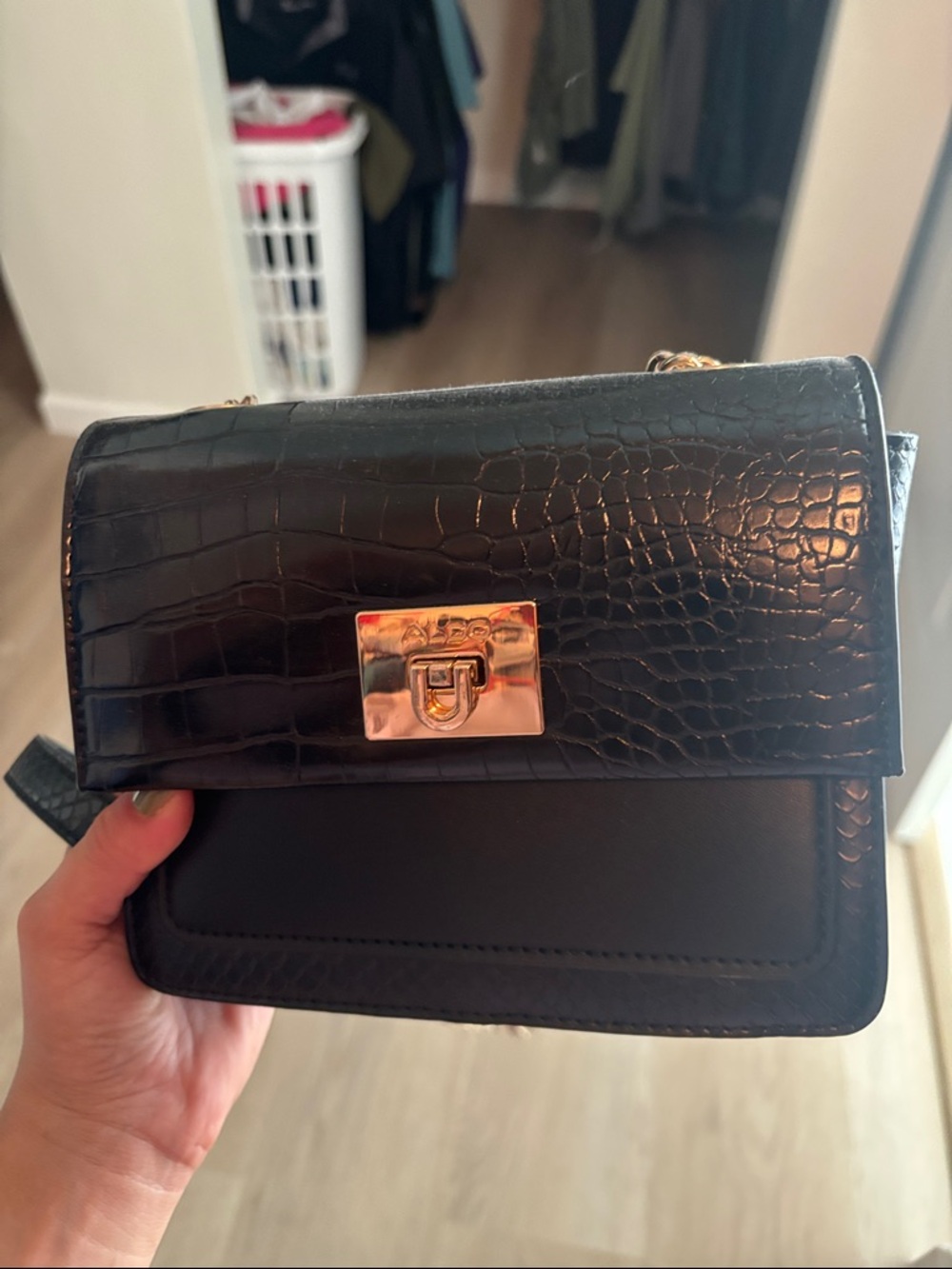 Black Croc-Embossed Chain Shoulder Bag - Classic Women’s Crossbody